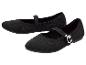 Paar schwarze gestrickte Ballerinas mit Riemen und silberner Schnalle.