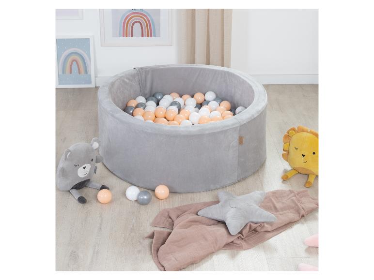 Graues Bällebad mit Bällen, Plüschtieren und Regenbogenbildern im Kinderzimmer.