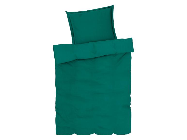 Ein dunkelgrüner Bettbezug mit passendem Kissenbezug.