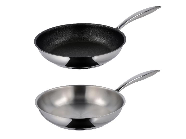 Zwei Edelstahlpfannen, eine antihaftbeschichtet und eine ohne Beschichtung.