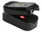 Schwarzes Pulsoximeter mit Display, das 96% SpO2 und 71 PRbpm anzeigt.
