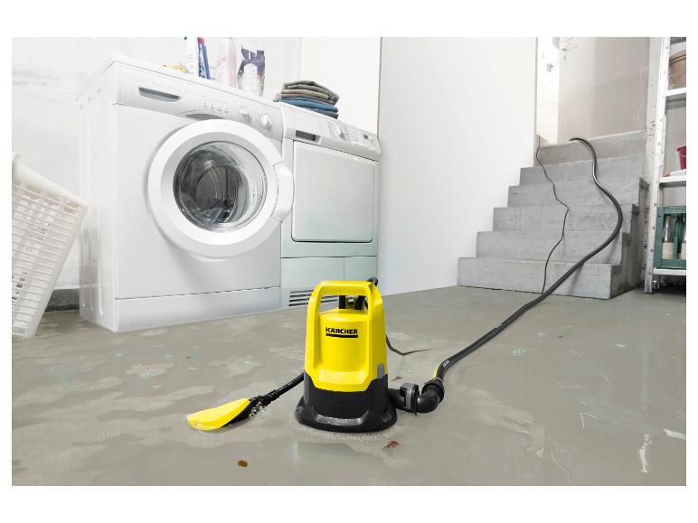 Gelbe Tauchpumpe entwässert einen überfluteten Waschraum mit Waschmaschine und Trockner.