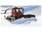 Roter PistenBully 600 Schneemobil in Aktion auf einem Schneefeld