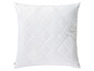Ein weißes, gestepptes Kissen.
