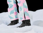 Schwarze Nitro Skischuhe mit rosa und blauen Skianzug.