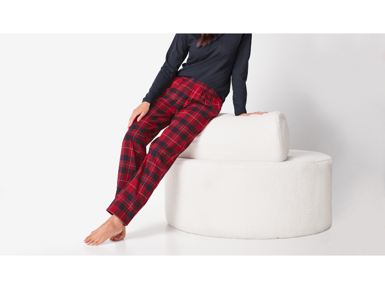 Damen-Pyjama mit Langarmshirt und rot-blau karierter Hose.