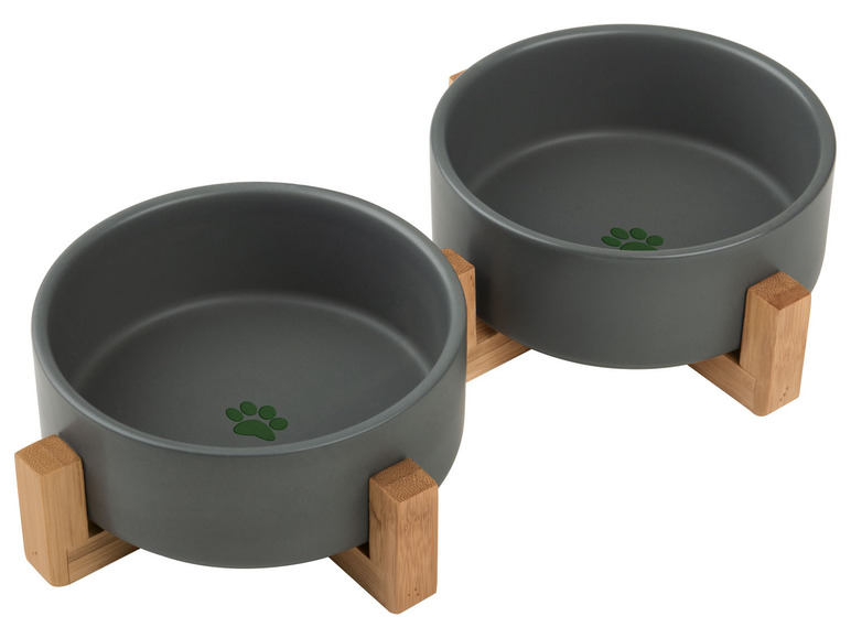 Zwei graue Keramik-Hundefutternäpfe auf einem Holzständer.