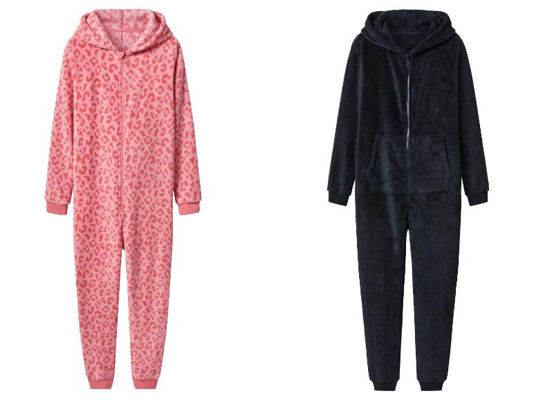 Zwei Fleece-Einteiler, einer rosa mit Leopardenmuster und einer marineblau.