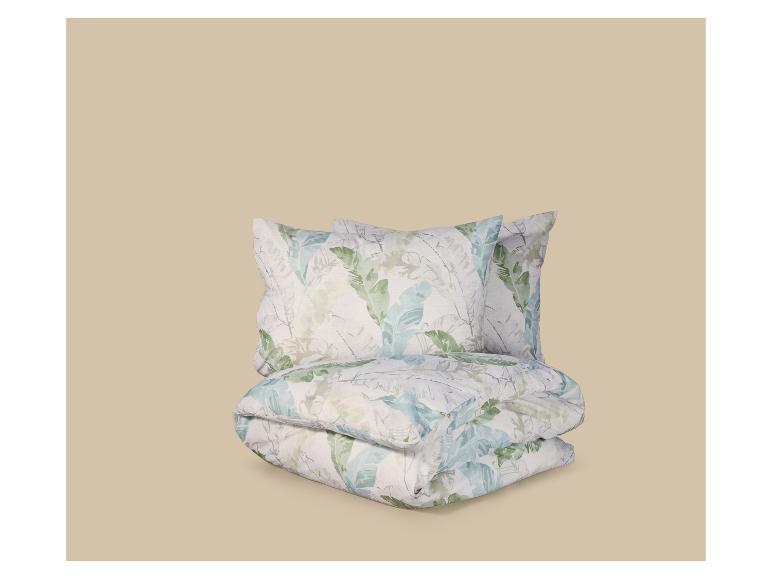 Bettwäsche-Set mit Blättermuster, bestehend aus zwei Kissen und einer Decke.