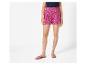 Rosa Shorts mit Blumenmuster und Flip-Flops: Sommerkleidung.