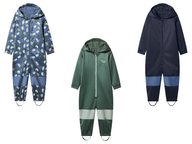 Drei Kinder-Regenanzüge: einer blau mit Dinosaurier-Print, einer grün mit Dinosaurier und einer marineblau.