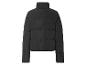 Schwarze Daunenjacke mit hohem Kragen.