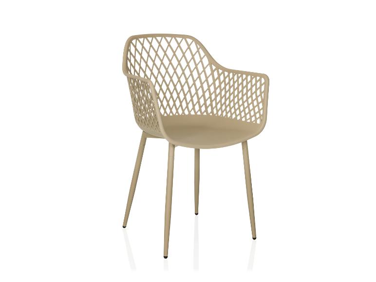 Beiger Stuhl mit durchbrochener Rückenlehne und Armlehnen