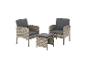 3-teiliges Garten-Lounge-Set mit zwei Einzelsesseln und einem Hocker, mit grauen Kissen.