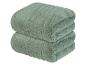 Zwei grüne Handtücher, gerollt und gestapelt.