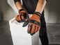 Zwei Paar orangefarbene Arbeitshandschuhe mit schwarzen Details von Parkside.