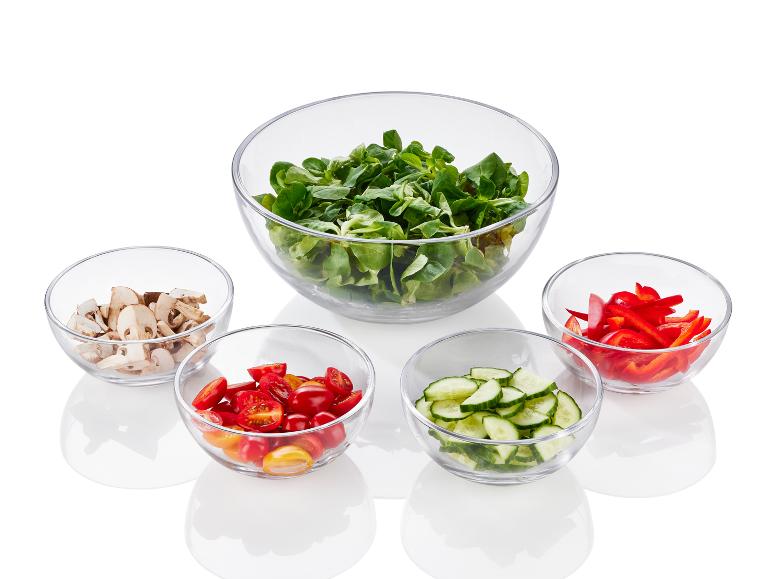 Grüner Salat, Tomaten, Gurken und rote Paprika in Glasschalen.