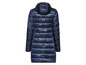 Eine dunkelblaue Daunenjacke mit Kapuze.