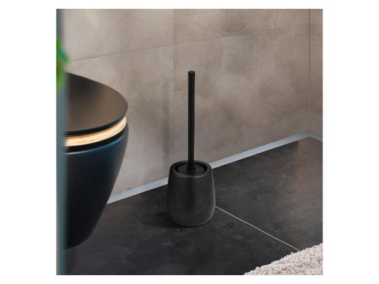 Schwarze Toilettenbürste in einem modernen Badezimmer.