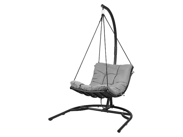 Schwarzer Hängesessel in Ei-Form mit grauen Kissen auf weißem Hintergrund.