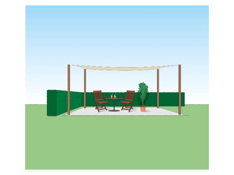 Eine Terrasse mit Tisch, zwei Stühlen, einer Topfpflanze und einem Sonnensegel, umgeben von einer Hecke.