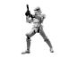 Actionfigur eines Soldaten in weißer Rüstung mit Gewehr, in Kampfhaltung.