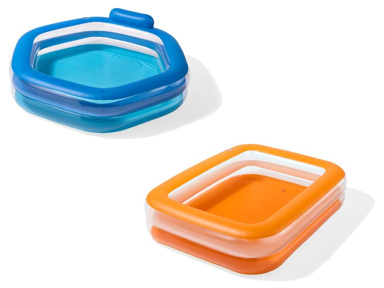 Zwei aufblasbare Planschbecken, eines blau und eines orange, auf weißem Hintergrund.