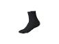 Eine kurze schwarze Socke mit geripptem Bündchen, präsentiert auf weißem Hintergrund.