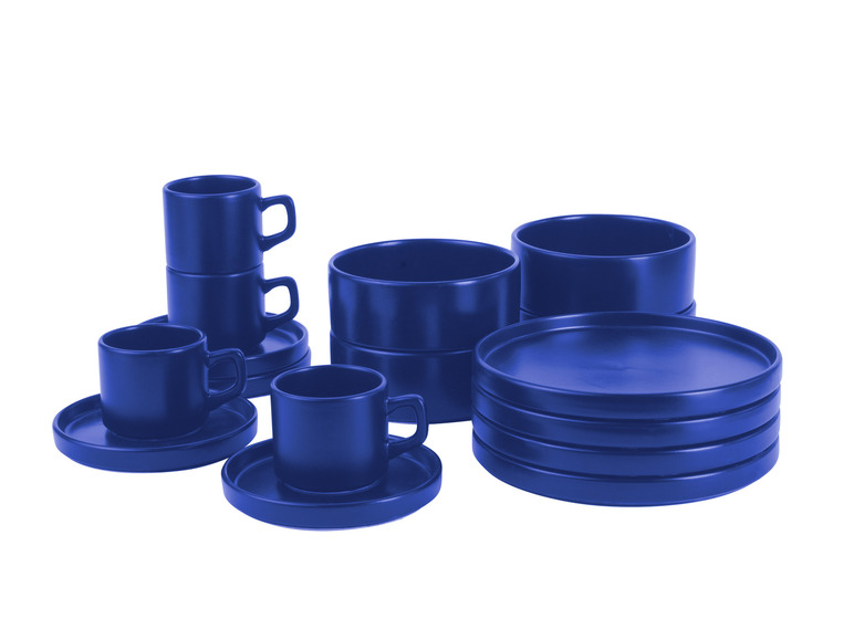 Blaue Tassen, Untertassen und Schalen.