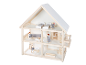Holzpuppenhaus mit Möbeln und Puppen.