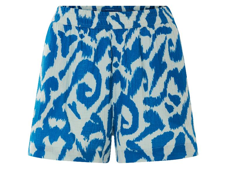Blaue Shorts mit Leopardenmuster, sommerlicher Stil.