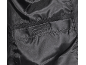 Detail der Innentasche einer schwarzen Steppjacke