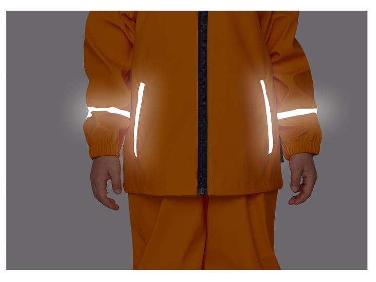Orangefarbener Regenmantel und -hose mit reflektierenden Streifen für Kinder.