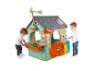 Zwei Kinder spielen mit einem grünen Spielhaus mit dem Thema Feber Eco House.
