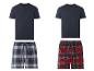 Zwei dunkelblaue T-Shirts und zwei karierte Shorts: blau und rot.