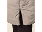 Detail einer grauen Steppjacke mit offenem Seitenreißverschluss.