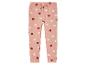 Rosa Jogginghose mit weißen und roten Herzen.