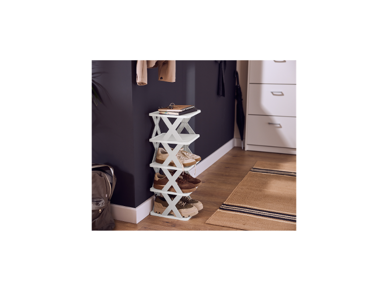 LIVARNO home stapelbares Schuhregal im Flur.