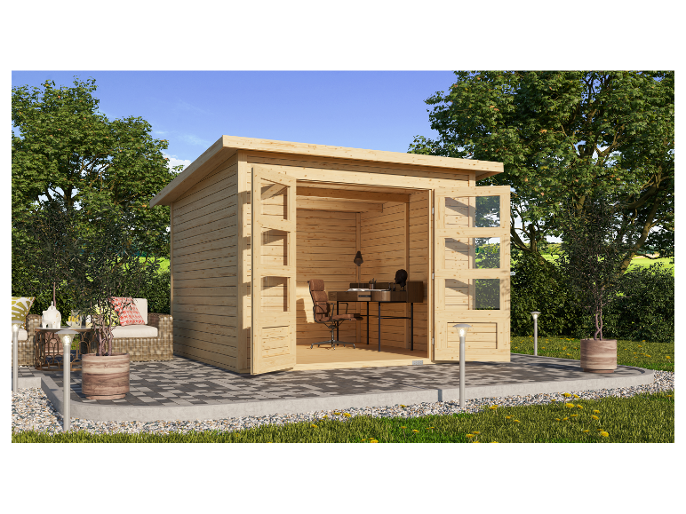 Gartenhaus aus Holz mit Schreibtisch und Möbeln.