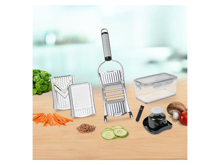 Genius Reiben und Mandoline mit Zubehör, Gemüse und einer Aufbewahrungsbox auf Holzoberfläche.