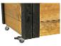 Holz-Aufbewahrungsbox auf Rollen, in Natur- und Schwarzholz.