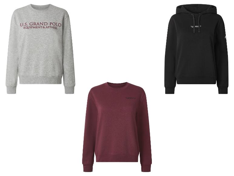 Drei Oberteile: ein graues Sweatshirt, ein schwarzer Hoodie und ein bordeauxrotes Sweatshirt.