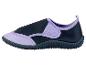 Marineblaue und lilafarbene Wasserschuhe.