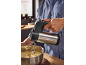 Handmixer rührt Teig in einer Metallschüssel.