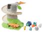 Spielzeug-Rennbahn-Set mit baumförmiger Rampe, Brücke, Fahrzeugen und Dinosaurierfiguren.