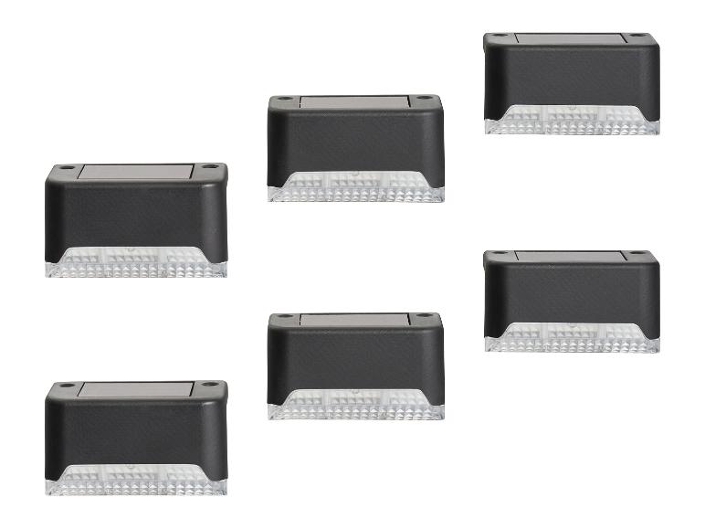 Sechs schwarze Solar-Außenleuchten mit strukturierter Oberfläche und geriffelter Linse.