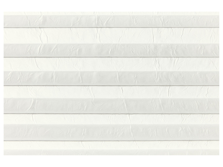 Weiße Plissee-Rollos mit geknitterter Textur.