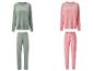 Zwei Sets Damen-Velours-Pyjamas: eines salbeigrün und eines rosa mit weißen Punkten.