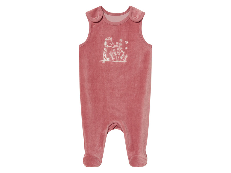 Ein rosafarbener Baby-Overall mit Giraffen-Druck.