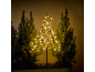 Leuchtender Weihnachtsbaum aus Metall mit warmweißen LED-Lichtern, umgeben von kleinen Tannen.